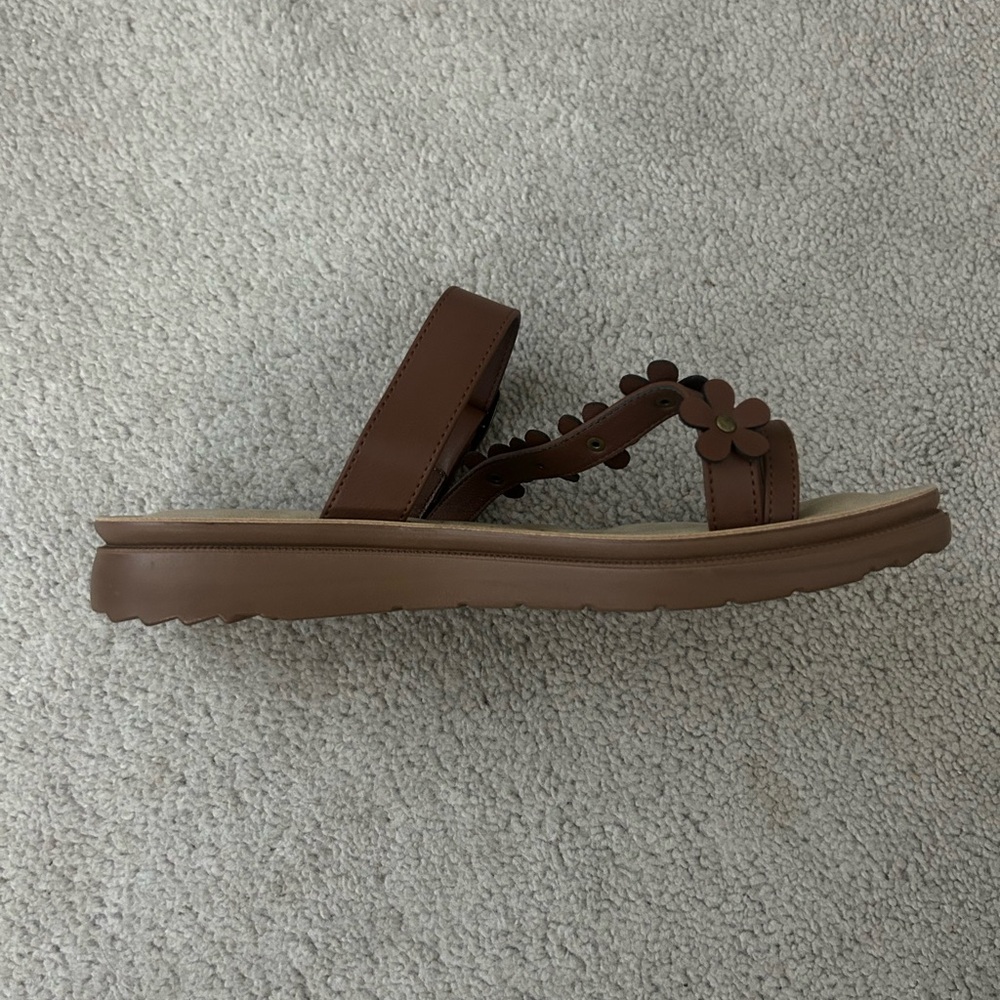NEW Andiamo Women's size 9.5 Brown Floral Strap Sandals - Picture 3 of 3